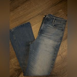 Old Navy, Higher High Rise, Secret Smooth Pockets, Flare Jean.